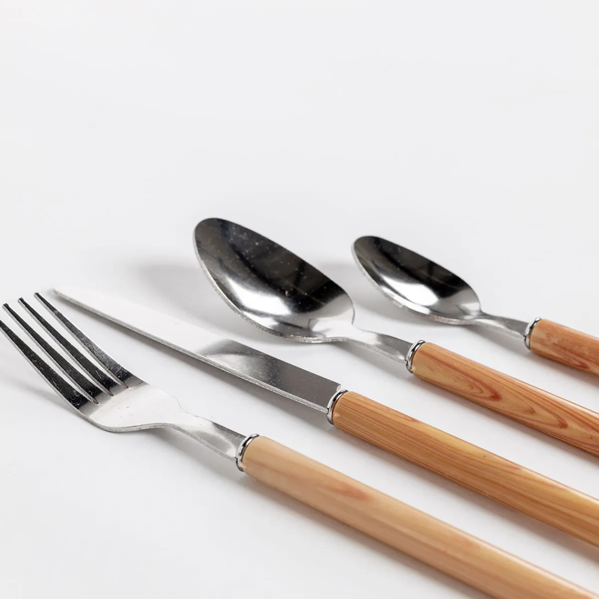 Cuchillería>Cubertería de 24 piezas AVA