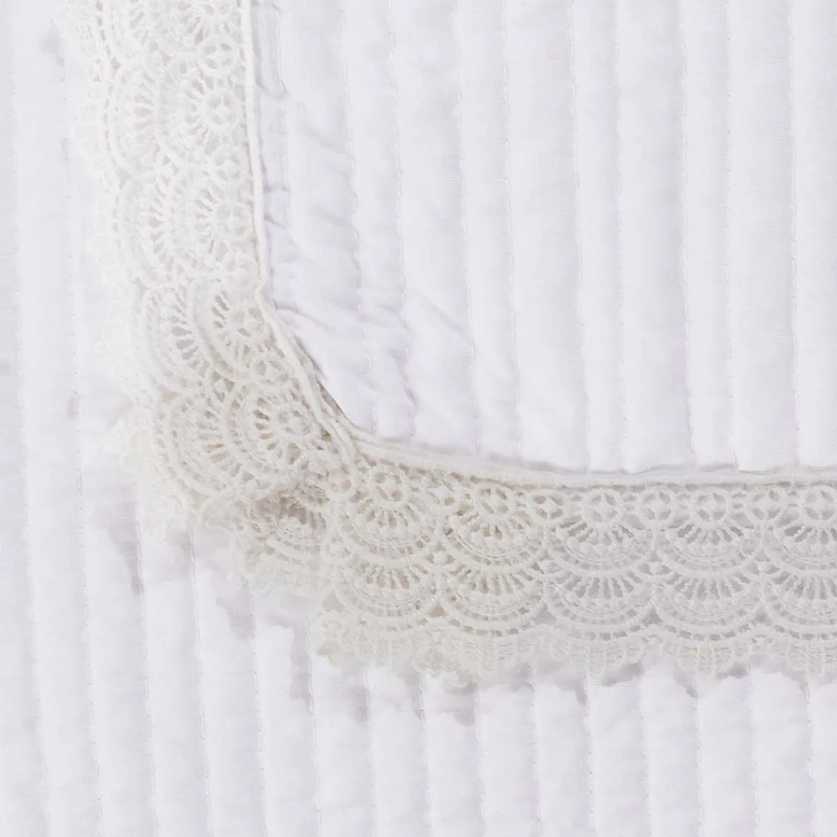 Edredones Y Colchas>Edredón blanco con volante de encaje 220x240cm
